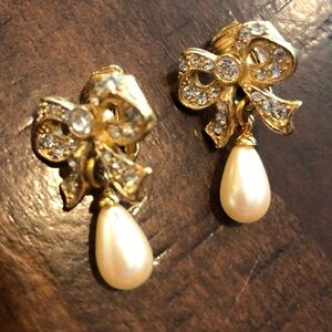 Richelieu Vintage Elegant Gold, Pearl, Crystal Bow Earrings